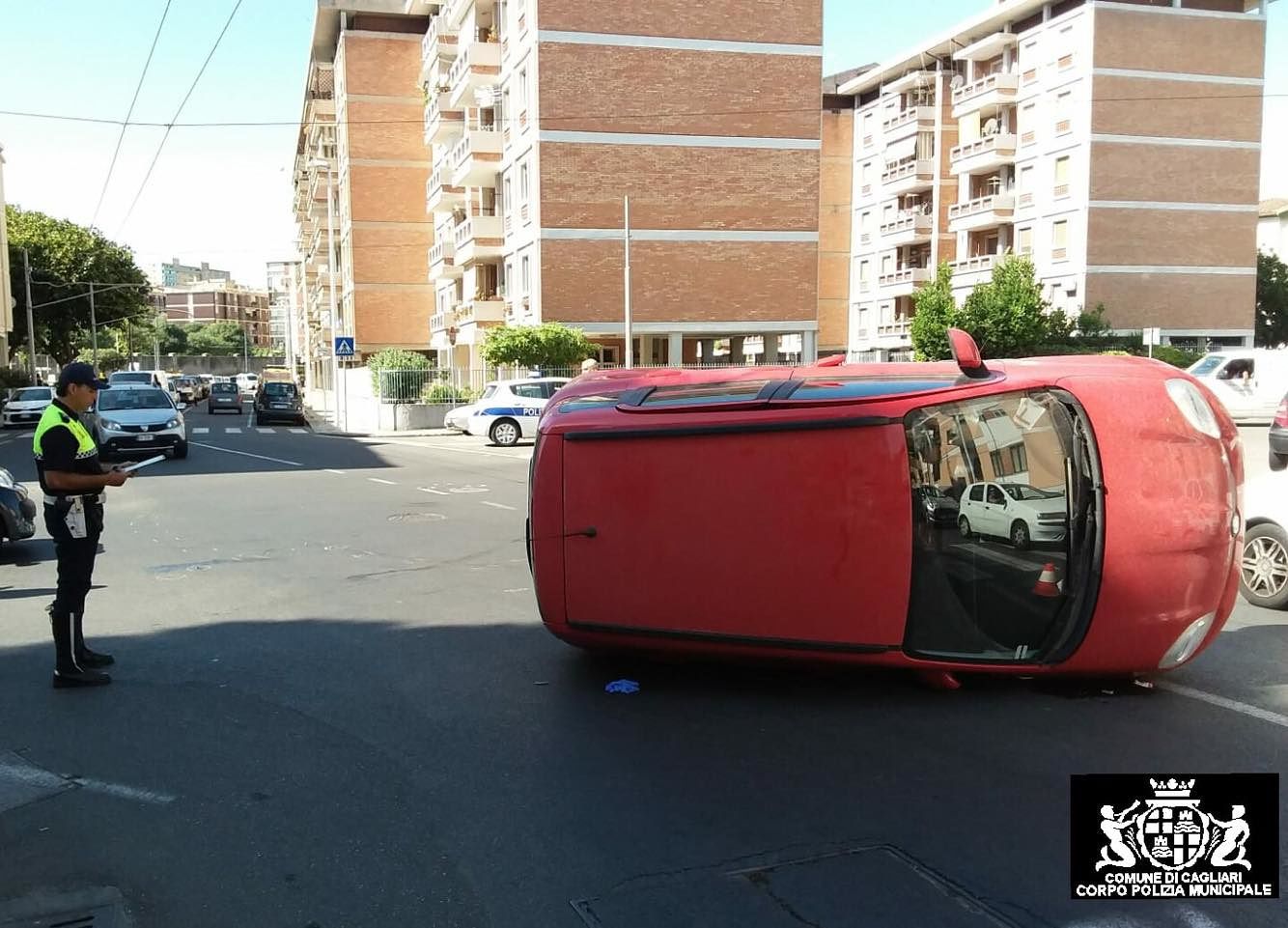 Cagliari, non dà la precedenza all’incrocio e si scontra con un’auto che si ribalta