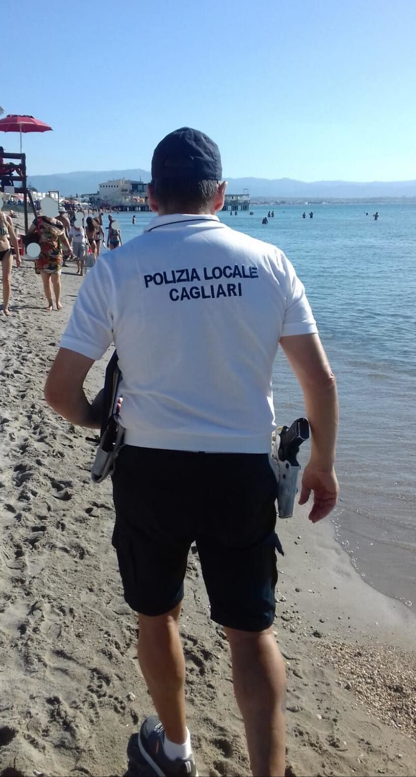 Cagliari, controlli della Municipale al Poetto: venditori abusivi alla vista degli agenti fuggono