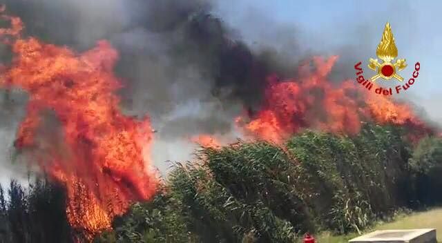 Fiamme a Quartu, le fiamme lambiscono anche le case