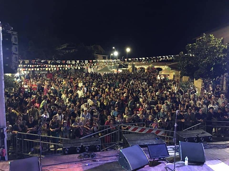 In migliaia  a San Sperate  per la Sagra delle pesche: oggi chiusura con il concerto di Federica Carta