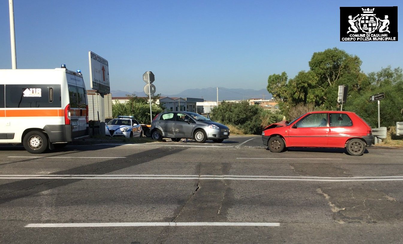 Incidente alle porte di Cagliari, scontro tra due auto: un ferito