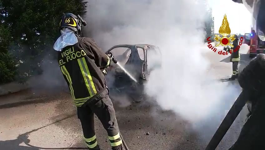 Paura a Monastir, auto prende fuoco: intervengono i vigili del fuoco