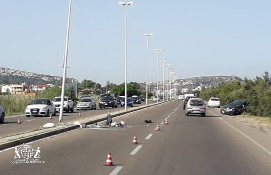 Poetto, perde il controllo dell’auto e si scontra con un palo: ferita una donna