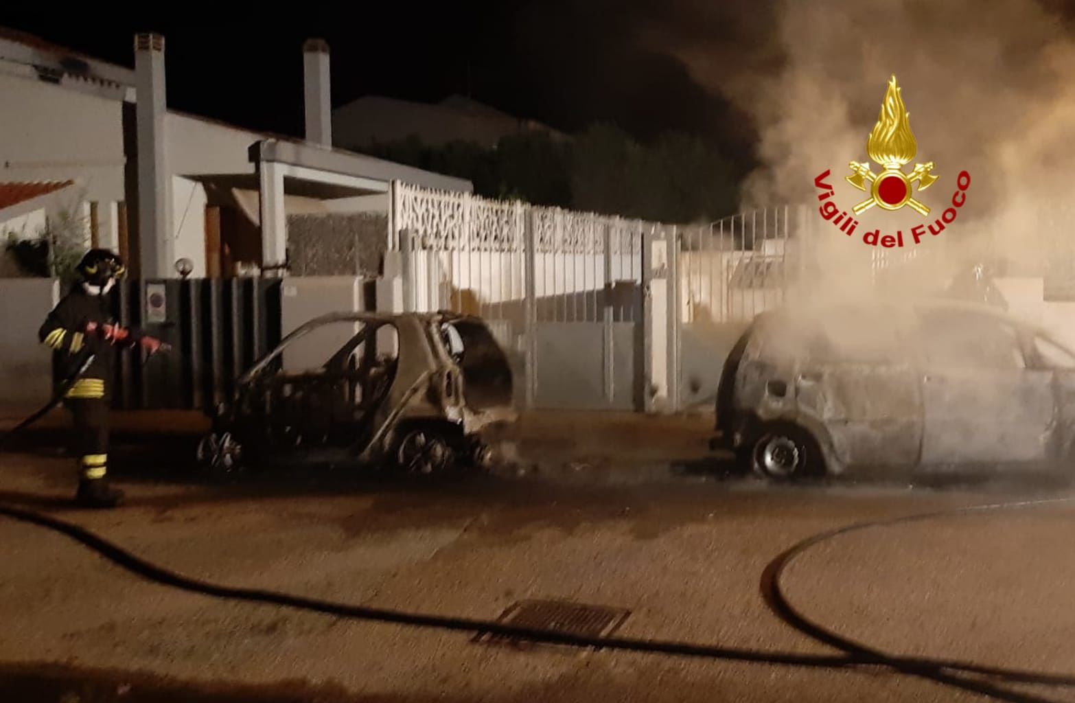Fiamme nella notte a Quartu, distrutte dal rogo due auto in via Nurra