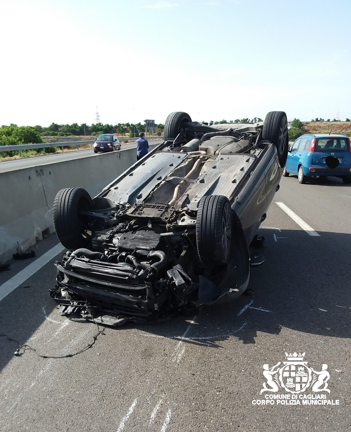 Scontro sulla Sulcitana, auto colpisce il guard rail e si ribalta: ferito un giovane di Dolianova