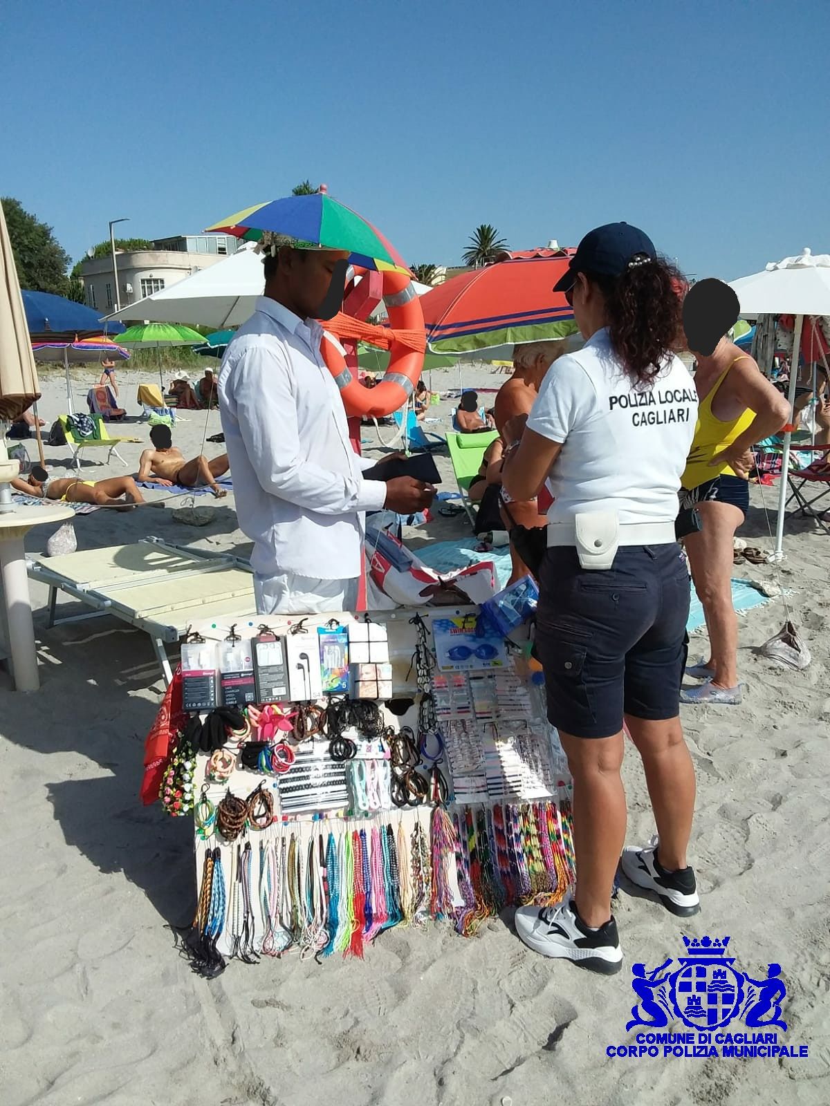 Abusivi al Poetto, sanzionati altri due venditori: per loro una multa di oltre mille euro