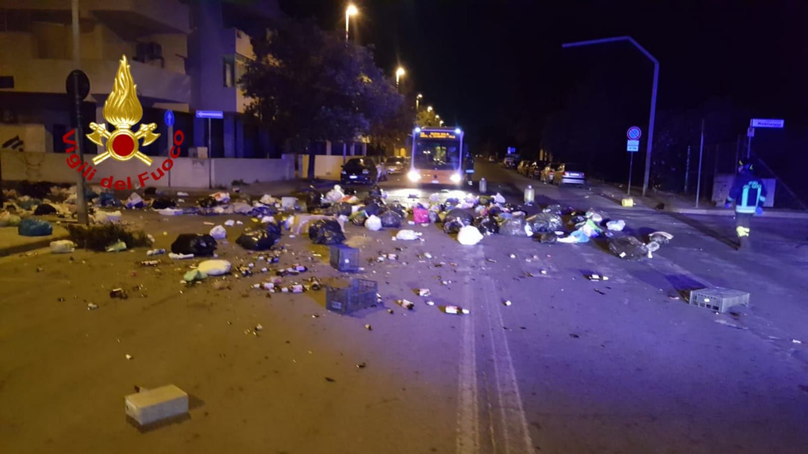 Quartu, cumuli di rifiuti abbandonati in strada e dati alle fiamme nel viale della Musica