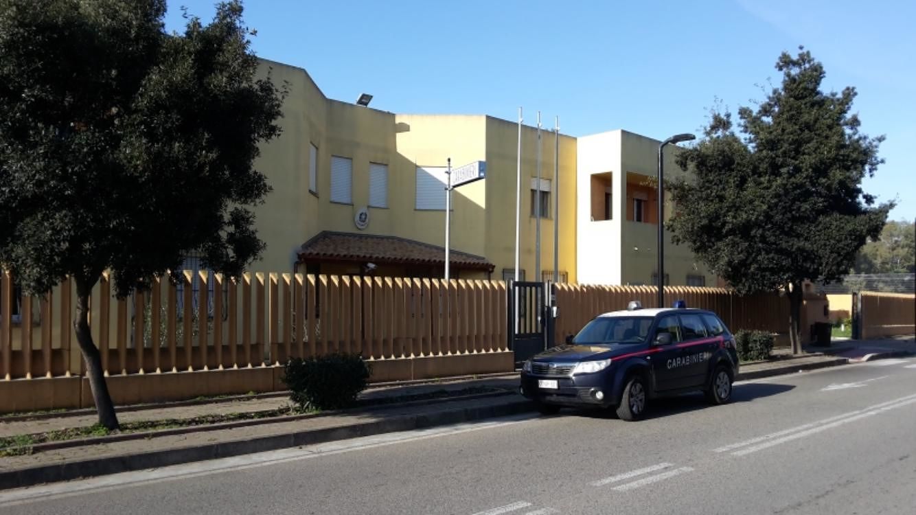 Minaccia l’anziano padre e gli distrugge l’auto a martellate: un arresto a Uta