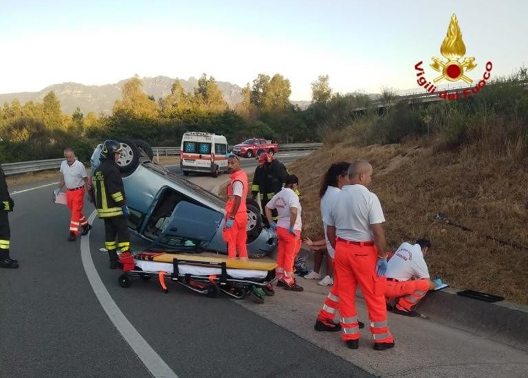 Auto esce di strada e si ribalta sulla Ss 125, c’è un ferito