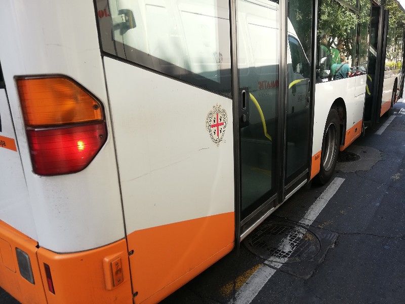 Monserrato, lancio di sassi contro il bus: caccia a una banda di teppisti