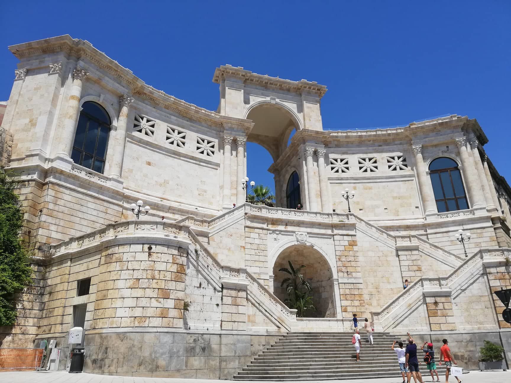A Cagliari il Bastione tra sfregi e rifiuti, proposta choc: “Chiudiamolo la notte”
