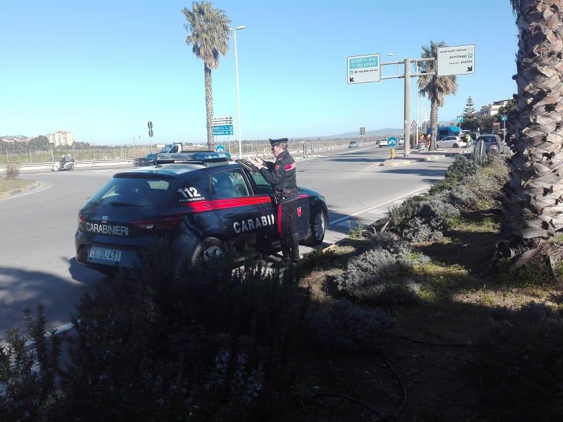 Quartu, coppia di rumeni molesta i bagnanti al Poetto: fermati dai carabinieri