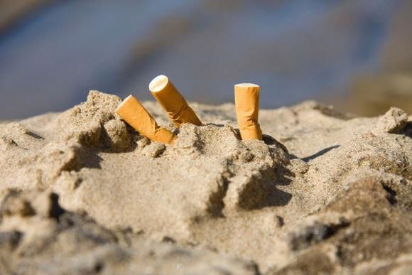 Turisti cafoni a Cagliari: infilano mozziconi nella sabbia, un tedesco e un milanese multati al Poetto