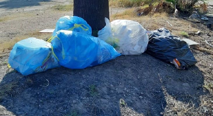 Caos parcheggi al Poetto di Quartu: “Un salasso o tra rifiuti e chioschi bruciati”