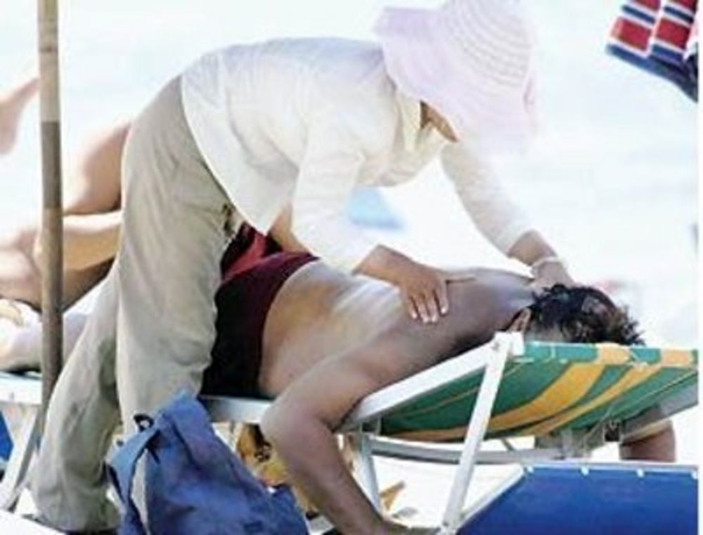 Stop a massaggi e tatuaggi abusivi nelle spiagge sarde: “Non mettete a rischio la vostra salute”