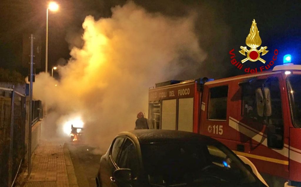 Fiamme nella notte a Pirri: distrutta una Smart, danneggiata un’Audi in sosta
