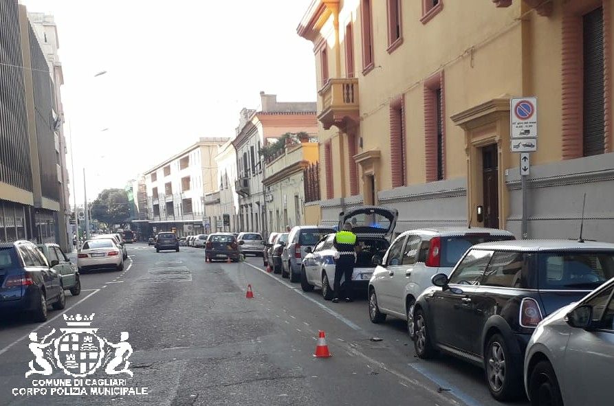Cagliari, ubriaco alla guida colpisce tre auto in via Roma e scappa dal pronto soccorso