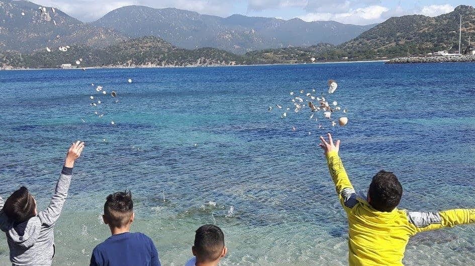 Turisti ladri di sabbia e conchiglie scatenati a Villasimius, 800 chili rubati in quattro mesi
