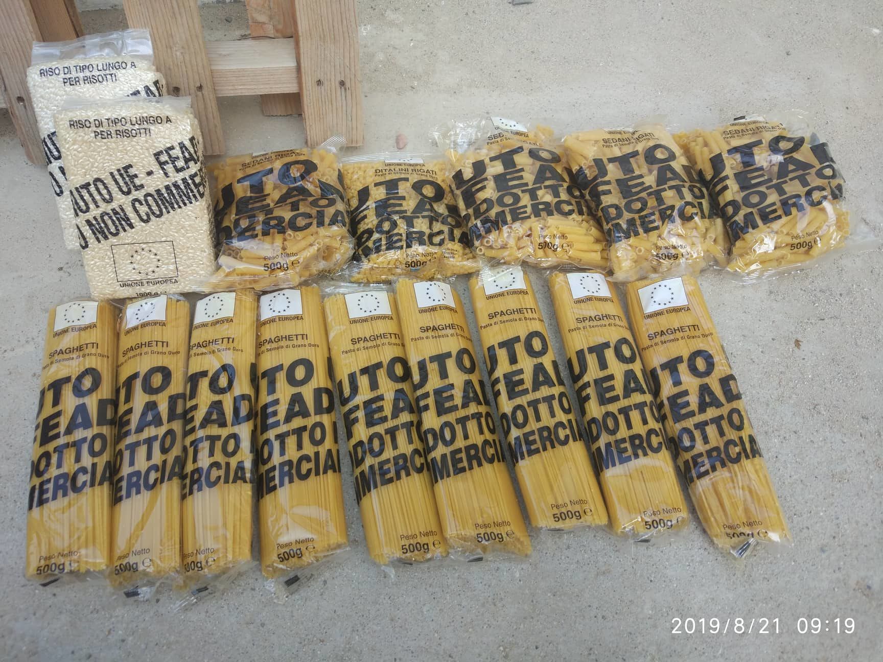 Cagliari, chili di riso e pasta “per aiuti umanitari” buttati in strada tra le sterpaglie