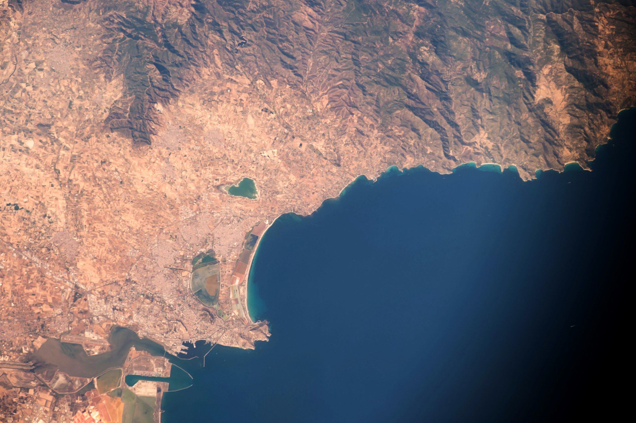 L’ex astronauta Paolo Nespoli pubblica una foto di Cagliari vista dallo spazio e lancia il gioco social