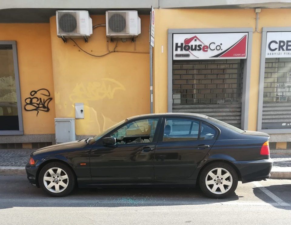 Teppisti scatenati a Monserrato, spaccati i finestrini delle auto parcheggiate sotto casa