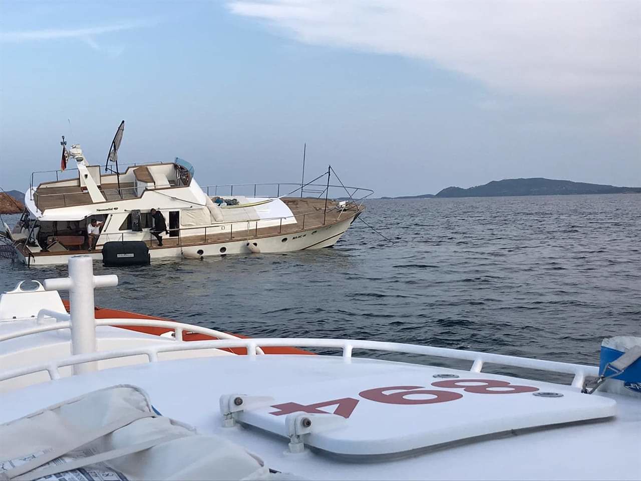 Paura in mare a Tavolara, barca tedesca si  incaglia: 7 persone salvate dalla Guardia Costiera