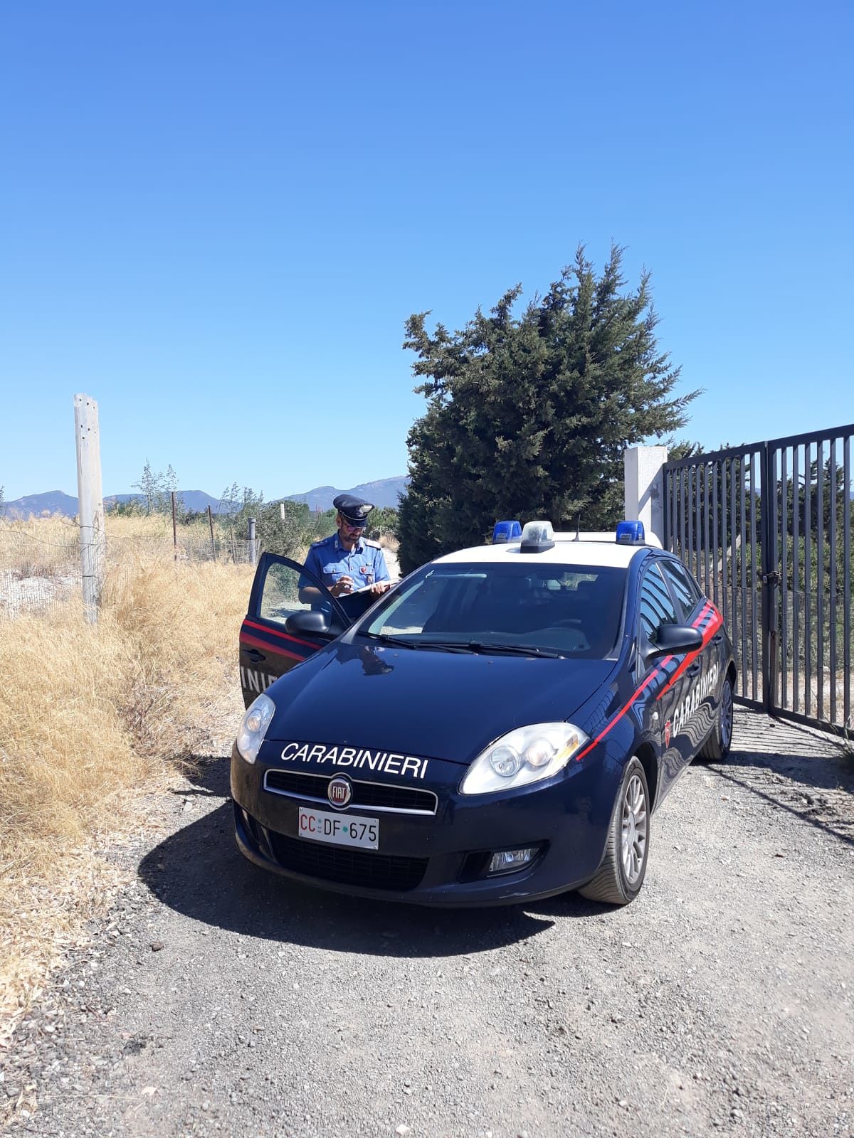 Solleva la polvere mentre il vicino sta cenando: furiosa lite a Monserrato, esplodono colpi di pistola