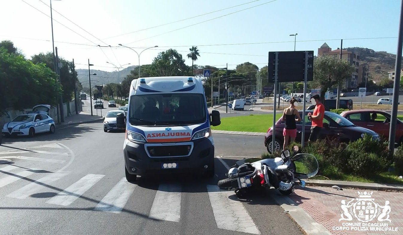 Cagliari, scontro tra auto e moto a San Bartolomeo: centauro in codice rosso