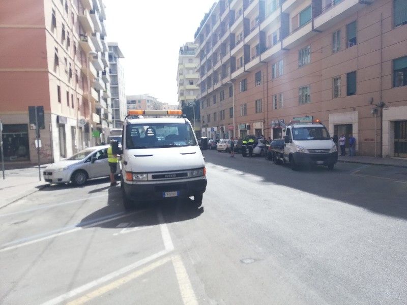 Cagliari, strage di multe vicino al mercato: il carro attrezzi fa piazza pulita di auto