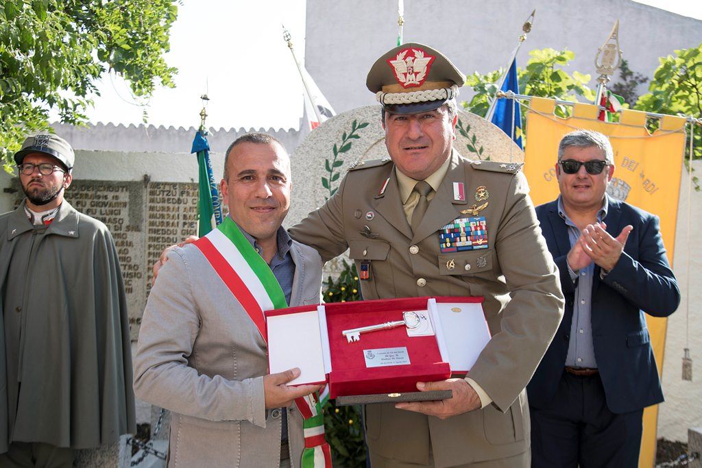 Alà dei Sardi ricorda i suoi caduti: le chiavi del paese al Comandante della Brigata Sassari