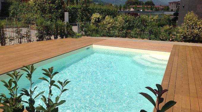 Dramma a Quartu, colto da malore mentre fa il bagno in piscina: muore un uomo di 48 anni