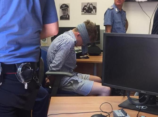 Carabiniere ucciso a Roma, indagato il collega che ha scattato la foto all’accusato bendato