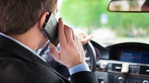 Oristano, pugno di ferro della polizia con chi utilizza il cellulare alla guida
