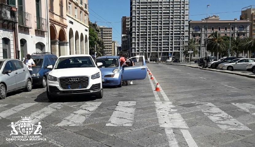 Cagliari, tamponamento in via Roma: una sedicenne finisce all’ospedale