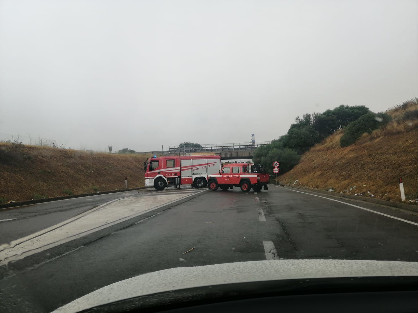 Macchina sommersa sotto il ponte a Sestu, i vigili del fuoco bloccano la strada (VIDEO)