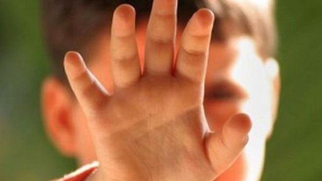 Sardegna, bimbo segregato in casa e i genitori alla festa: “Dovevamo educarlo”
