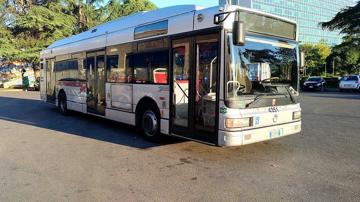 Roma, autista di un autobus notturno picchiato da otto ragazzini