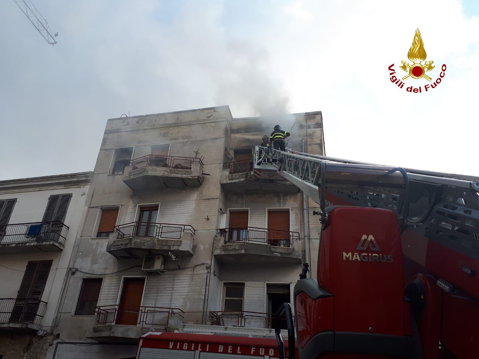 Attimi di paura a Sassari, fiamme in un appartamento: intervengono i vigili del fuoco