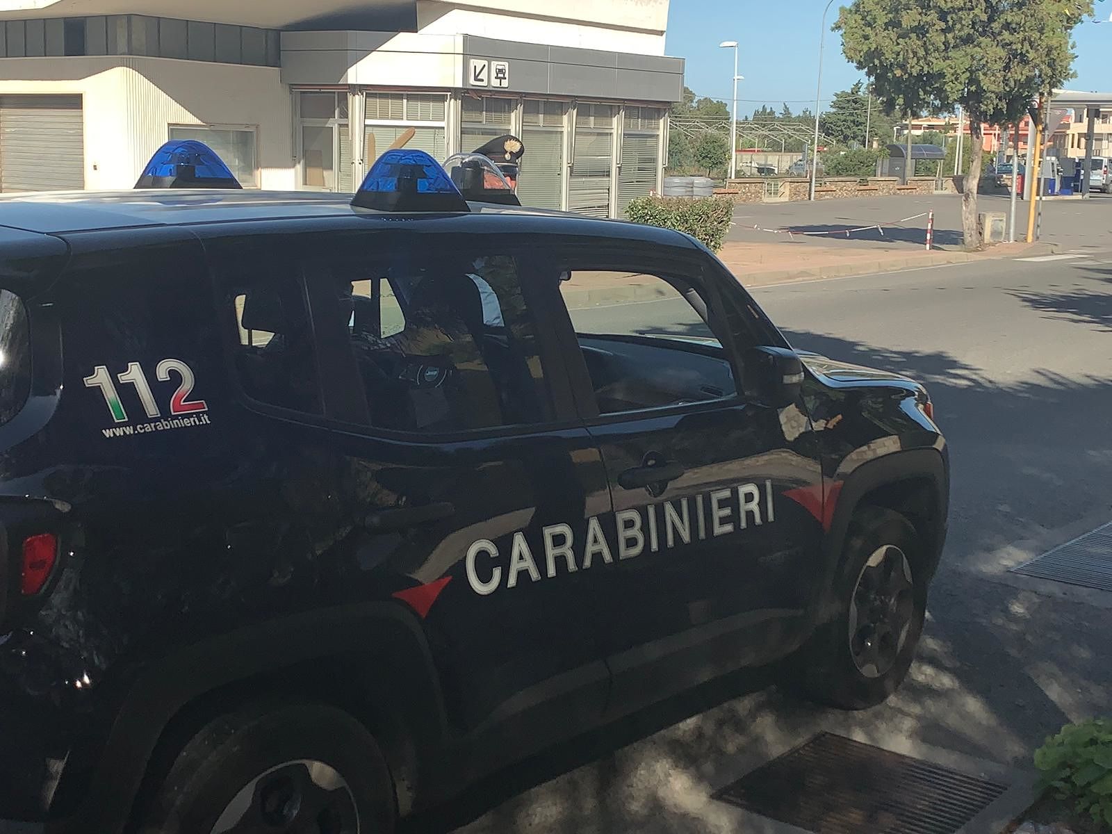 Muravera, si aggrappa ai tergicristalli del bus e spaventa l’autista: 30enne in arresto