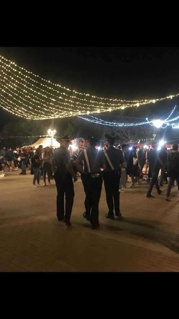 Lite tra rom alla festa di Santa Greca, i carabinieri sequestrano tirapugni e bastoni: una denuncia