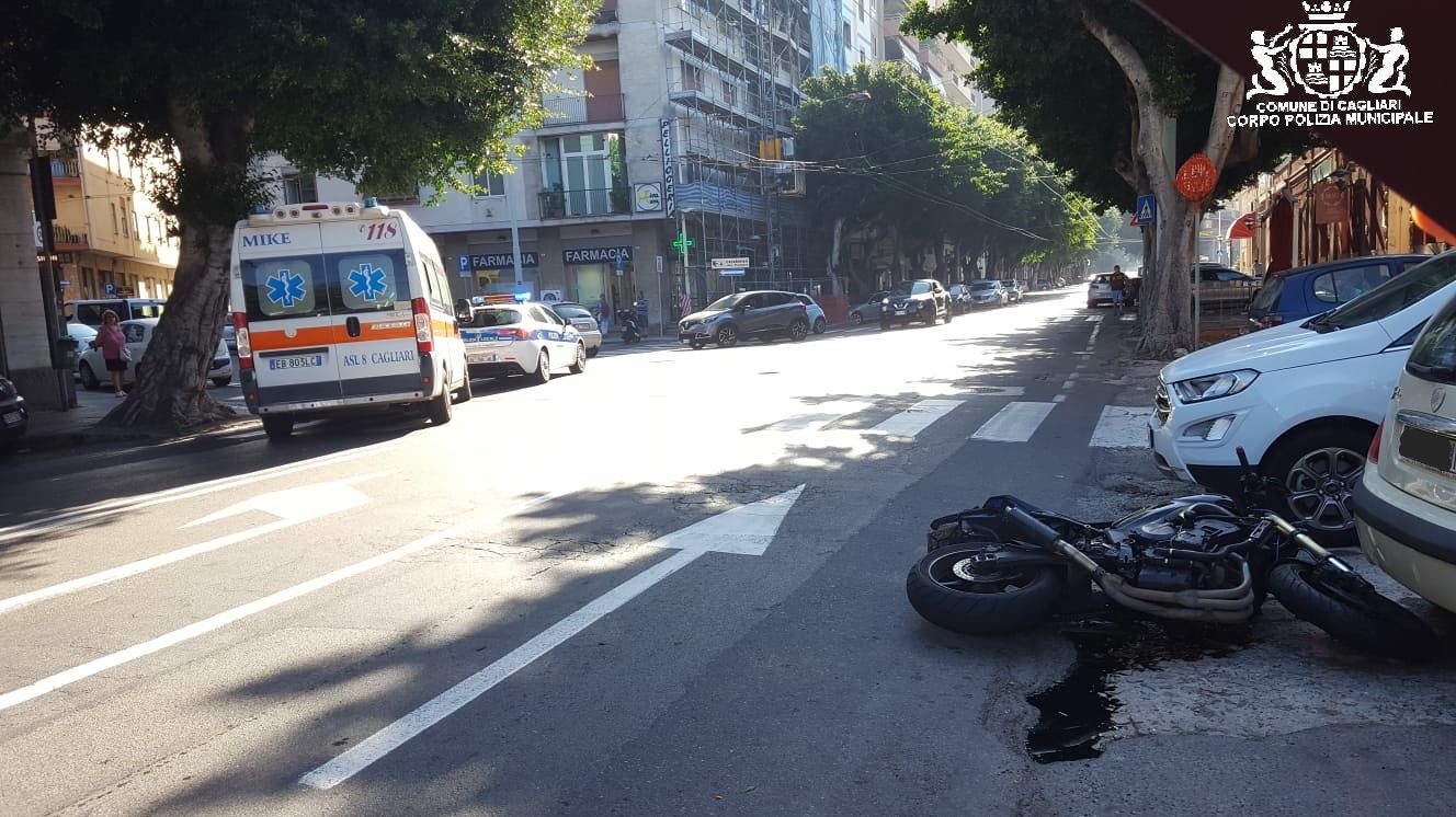 Cagliari, scontro tra un’auto e una moto in viale Trieste: centauro illeso per miracolo
