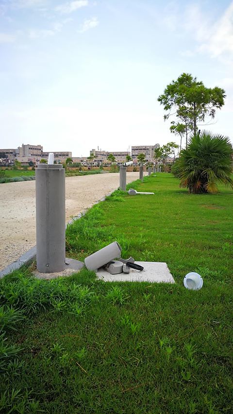 Cagliari, vandali al parco degli Anelli: “Hanno distrutto quasi tutti i lampioncini”