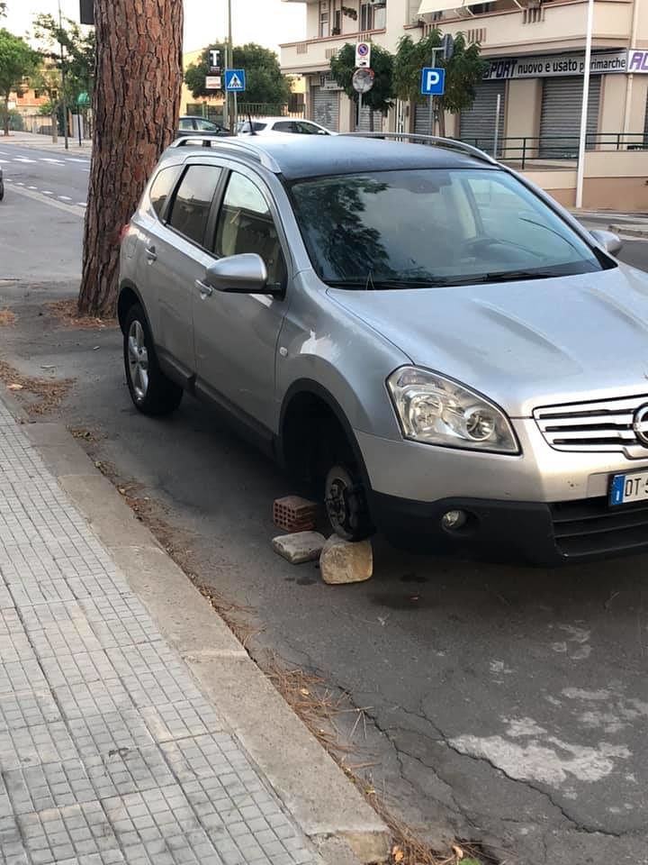 Assemini, ladro di ruote d’auto ripreso da una telecamera: “Riporta tutto o ti denuncio”