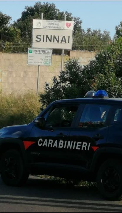 Sinnai, ubriaco aggredisce la madre e il fratello disabile lanciando loro un blocchetto: arrestato