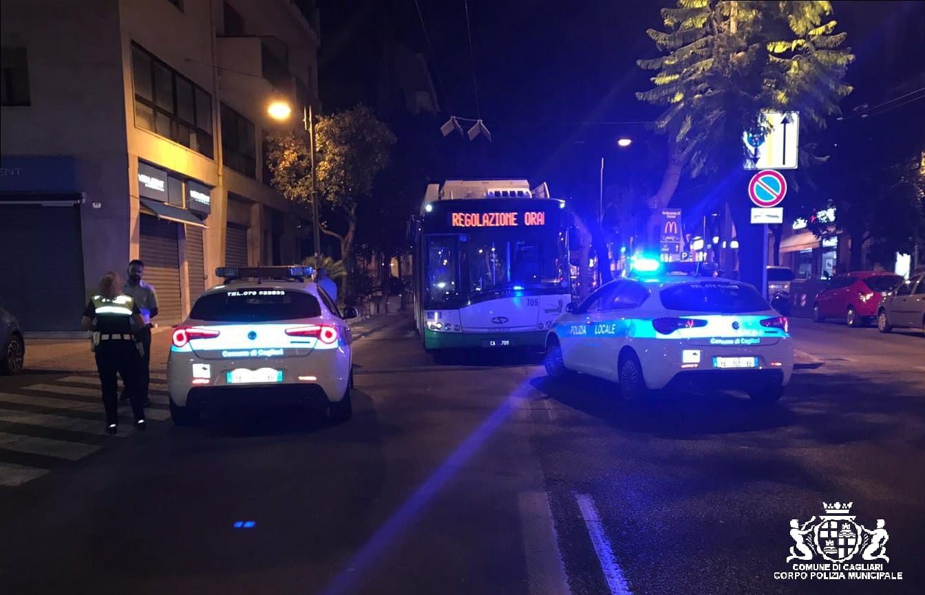 Cagliari, attraversa fuori dalle strisce e viene colpita dal filobus Ctm: 30enne finisce all’ospedale