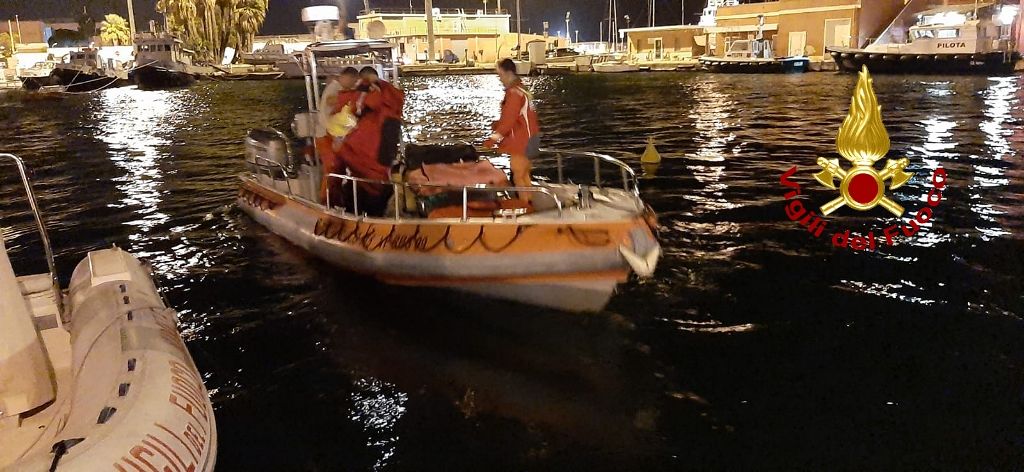 Paura in mare a Sarroch, peschereccio in balia dell’acqua “salvato” dai Vigili del fuoco