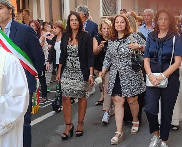 Monserrato, la Giunta in rosa sfila compatta: tutte le donne alla processione della Beata Vergine