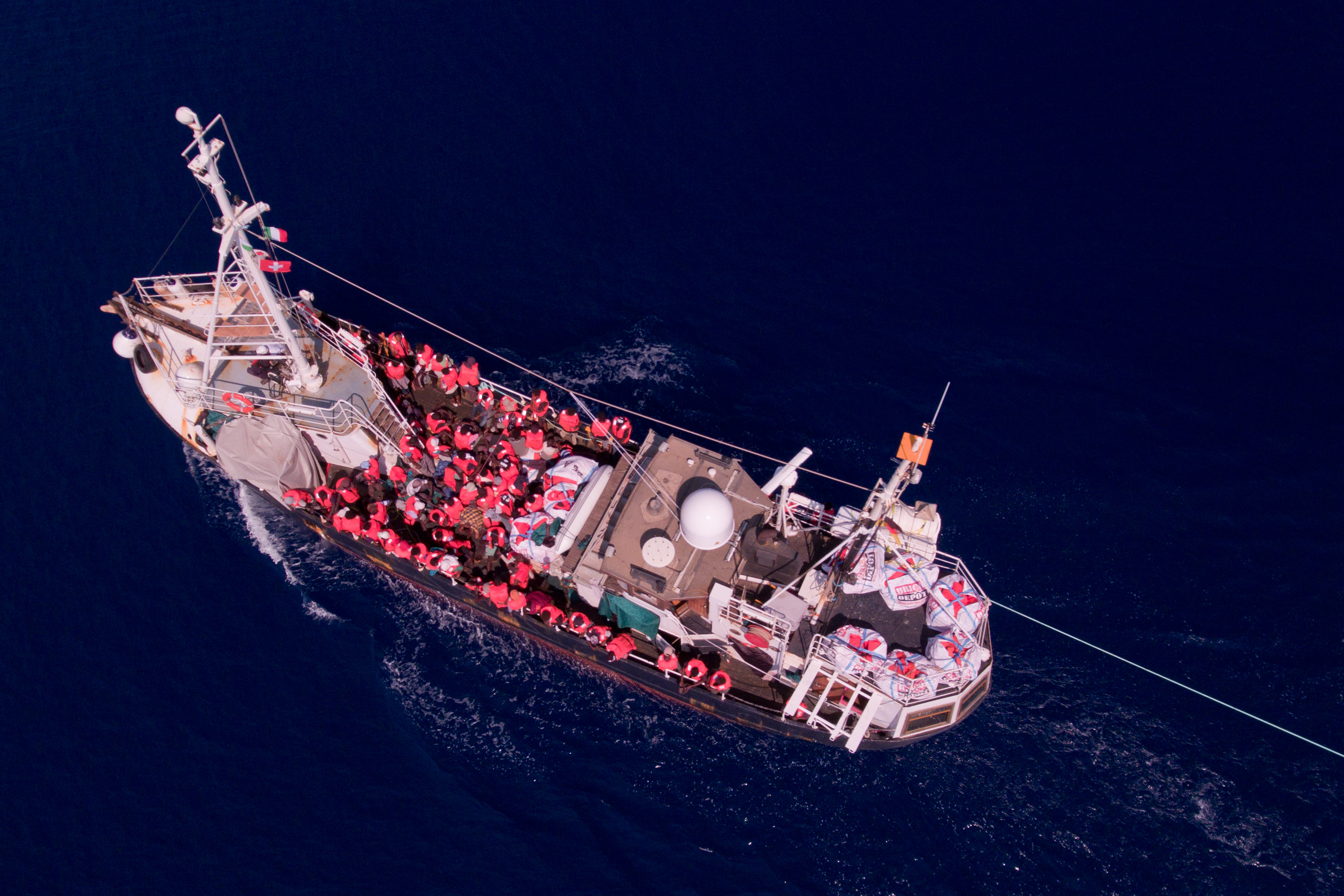 Migranti: la nave Eleonore forza il divieto di ingresso e si dirige verso Pozzallo