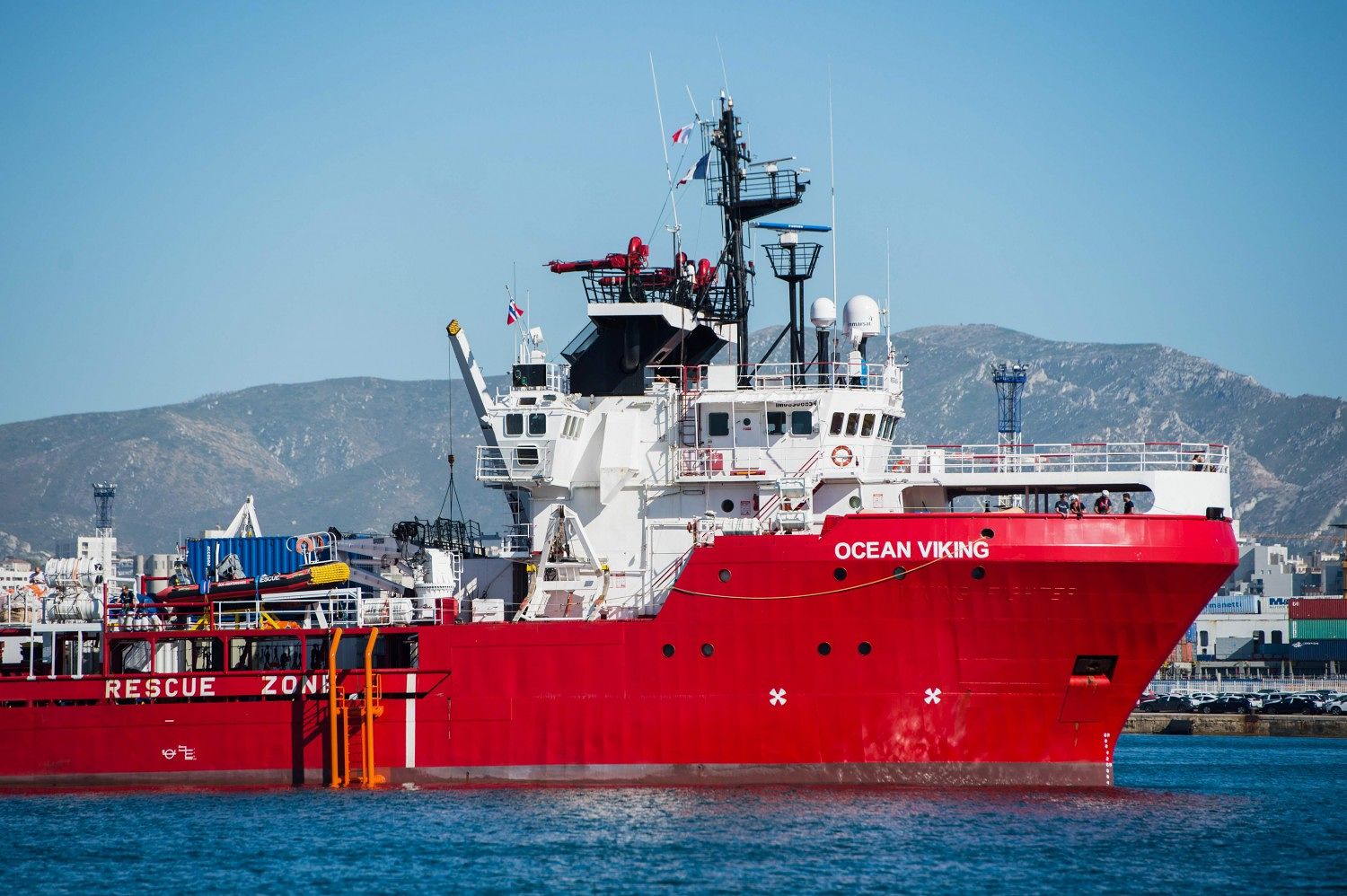 Migranti, Ocean Viking sbarca a Messina. Ma l’accordo di Malta non è “la soluzione finale”