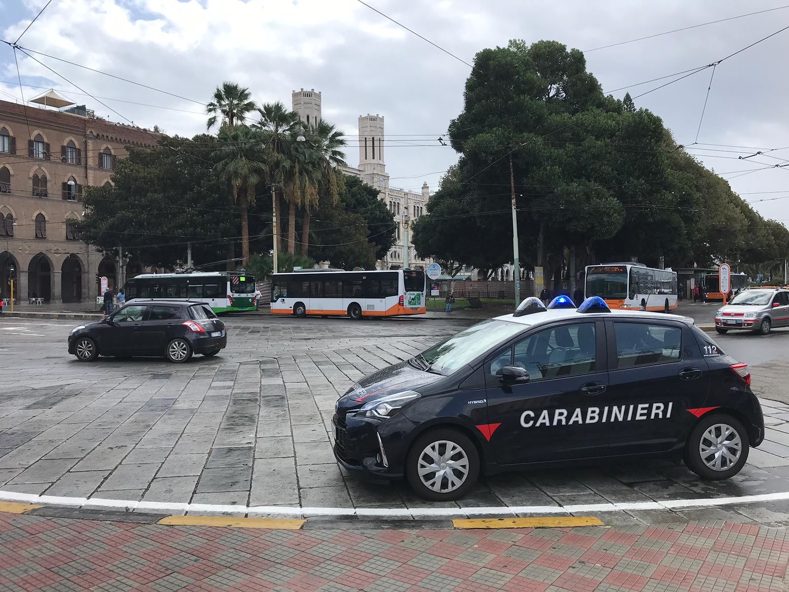 Piazza Matteotti, studente difende un’amica e viene picchiato con calci e pugni